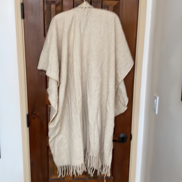 Authentic hand woven Mexican wool poncho - Picture 4 of 4